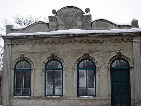 Synagoga Garbarska - Znajduje się w północnej części miasta, na Pradze. Została zbudowana w 1730 roku dla żydowskich robotników pracujących w miejscowej garbarni oraz rodziny Ajzenbergów, którzy byli właścicielami owej garbarni.