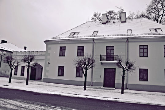 Dom Pod Dębem - Budynek wybudowany został w 1819 r. z fundacji Anny Sapieżyny w stylu klasycystycznym.