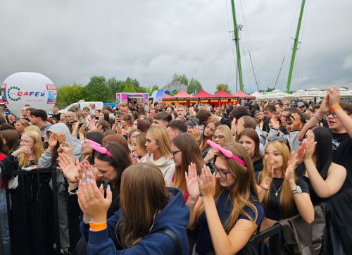 Muzyczny maraton na stadionie Szydłowianki. Za nami 14. edycja Pomidzi Hit Festiwalu