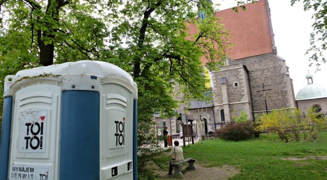 ToiToi w środku miasta razi po oczach