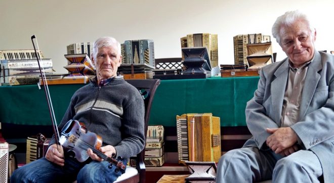 Uczyli się gry na harmonii trzyrzędowej i barabanienia