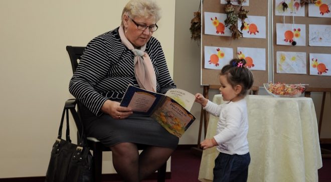 Przewodnicząca Rady Miejskiej czytała dzieciom bajki