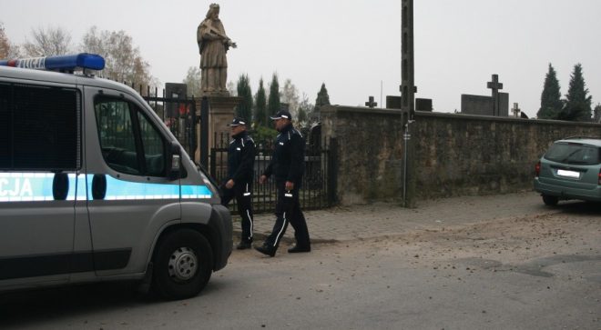Policyjne patrole w rejonach cmentarzy