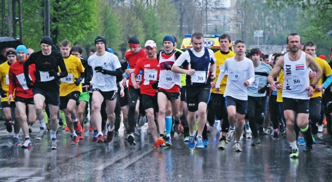 W strugach deszczu…biegali, śpiewali i bawili się
