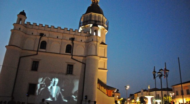 Kino letnie na szydłowieckim Rynku. Bardzo trafiony pomysł.