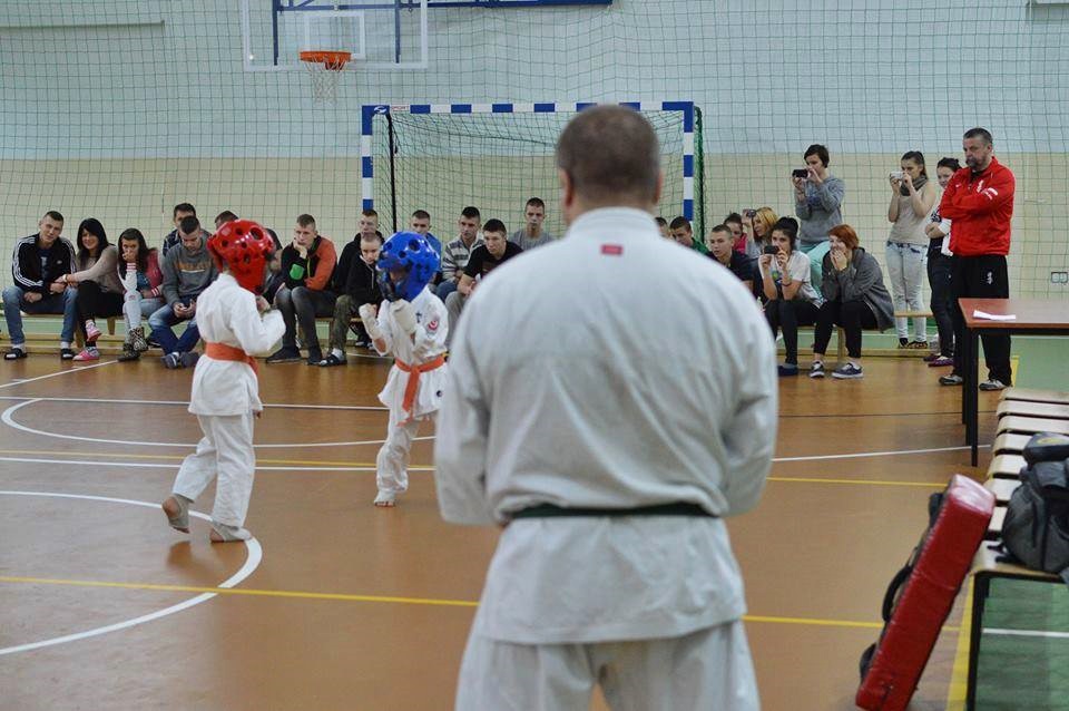 Wizyta szydłowieckich karateków w Młodzieżowym Ośrodku Wychowawczym w Goździkowie