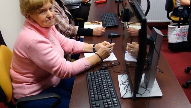 Szydłowieccy seniorzy poznają tajniki nowych technologii