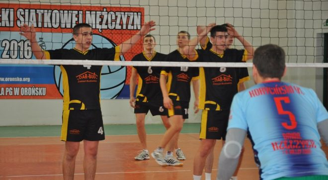 W Orońsku mężczyźni rywalizowali pod siatką