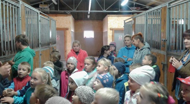 Uczniowie „Sobieskiego” w odwiedzinach w stadninie koni