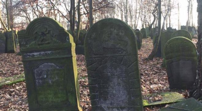 Szydłowiecka młodzież posprzątała cmentarz żydowski