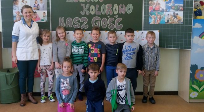 „Biały ząbek” w klasach pierwszych. Dentysta z wizytą u maluchów.