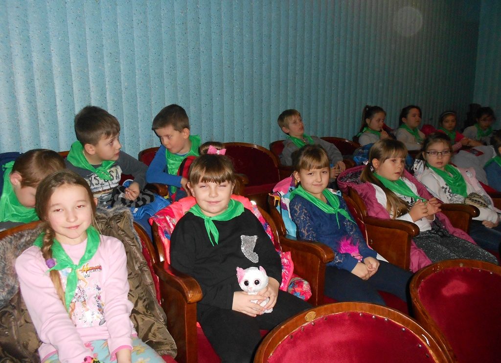 Uczniowie z PSP2 na przedstawieniu teatralnym „Lokomotywa Pana Tuwima”. Uczniowie z PSP2 na przedstawieniu teatralnym „Lokomotywa Pana Tuwima”.