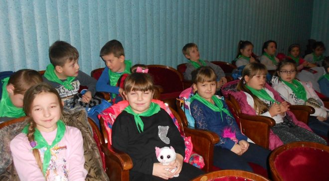 Uczniowie z PSP2 na przedstawieniu teatralnym  „Lokomotywa Pana Tuwima”.