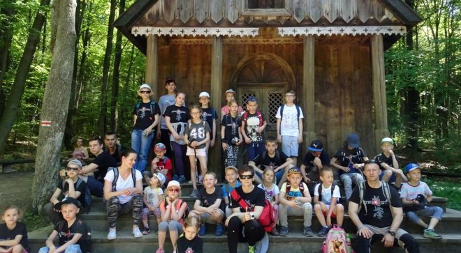 Karatecy na rajdzie w górach świętokrzyskich