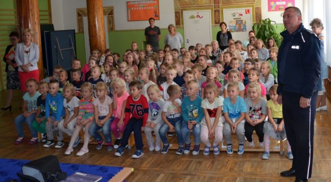 Policjanci z szydłowieckiej komendy rozpoczęli działania profilaktyczne w szkołach