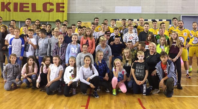 Wspólne zdjęcie ze szczypiornistami