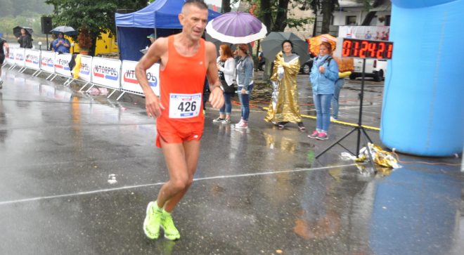 Biegacze z powiatu szydłowieckiego na trasie skarżyskiego półmaratonu