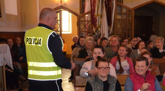 Dla bezpieczeństwa pieszych rozdawali odblaski w kościele