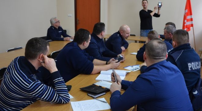 Teraz mandat możesz zapłacić kartą. Szydłowieccy policjanci mają już terminale płatnicze.