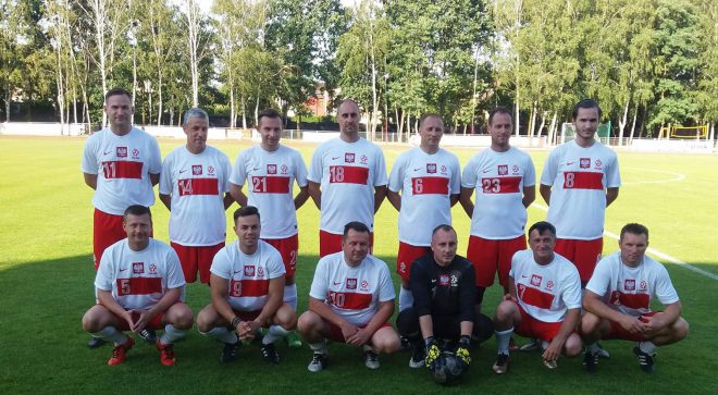 Samorządowcy zagrali w piłkę nożną z księżmi