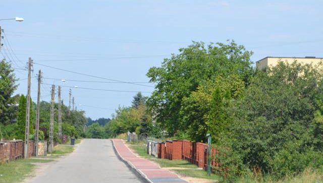 Nowy chodnik przy drodze powiatowej