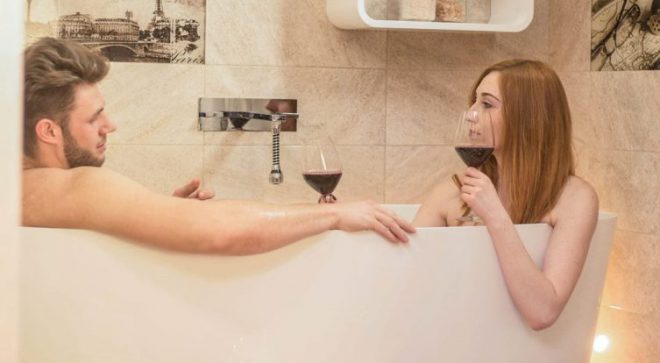Romantyczna kąpiel idealna na poprawę nastroju i pobudzenie zmysłów