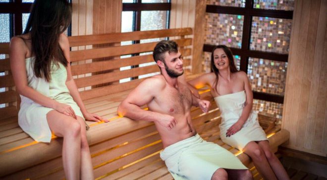 Saunowanie tylko nago!