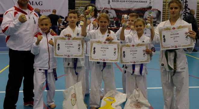 4 medale szydłowieckich karateków!