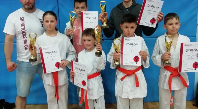 Sześć medali młodzieży z Akademii Karate