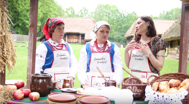 OGLĄDAJ I GOTUJ! Baba naleśnikowa z sosem jagodowym według przepisu „Kumosi” z Sadku