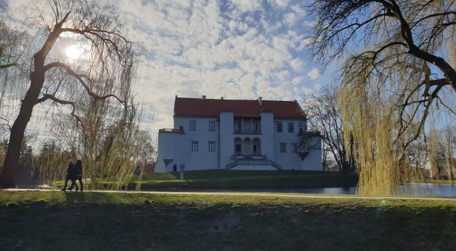 Czy mogę wyjść na spacer? Czy będę mógł pójść do kościoła? Co ze zgromadzeniami publicznymi? Odpowiadamy.