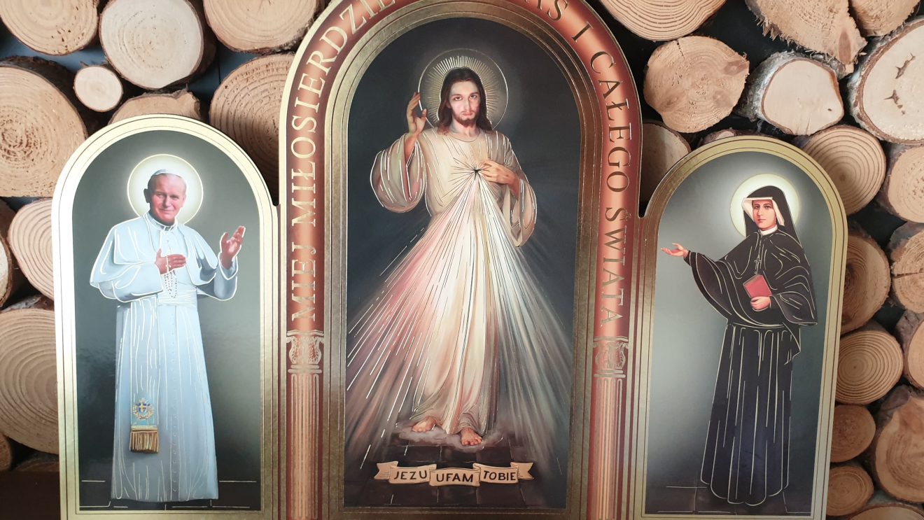 Życzenia i prezent od kapłanów dla portalu „Nasz Szydłowiec” Życzenia i prezent od kapłanów dla portalu „Nasz Szydłowiec”