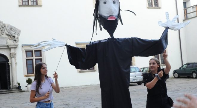 Budowali kukły teatralne