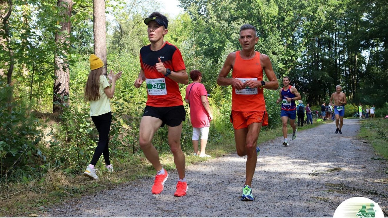 Nasi biegacze w czołówce półmaratonu w Komorowie Nasi biegacze w czołówce półmaratonu w Komorowie