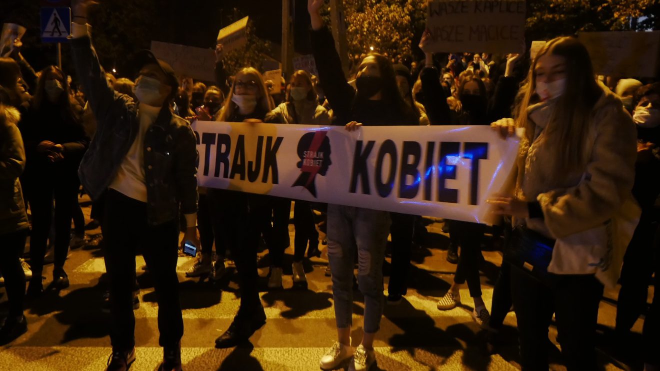 „Myślę, czuję, decyduję” – skandowali w Szydłowcu protestujący