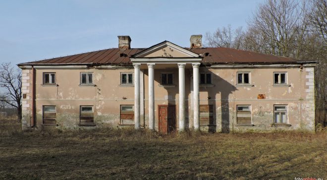 Gmina Orońsko chce przejąć teren z pałacem w Łaziskach