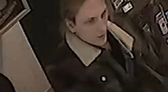 Wybił szybę w sklepie w Jastrzębiu. Szuka go policja.