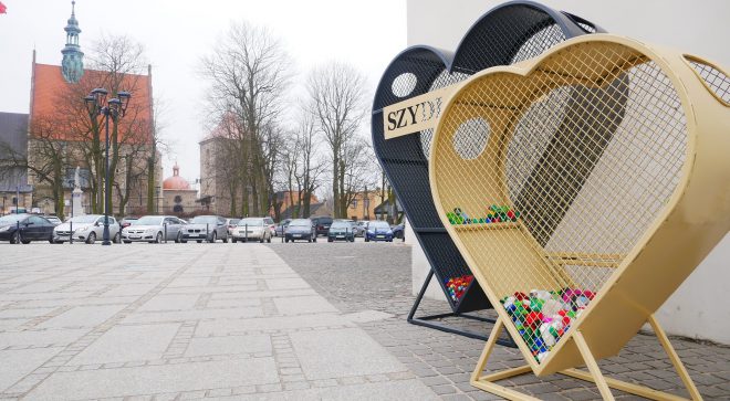 Dwa serca na nakrętki stanęły przy szydłowieckim ratuszu