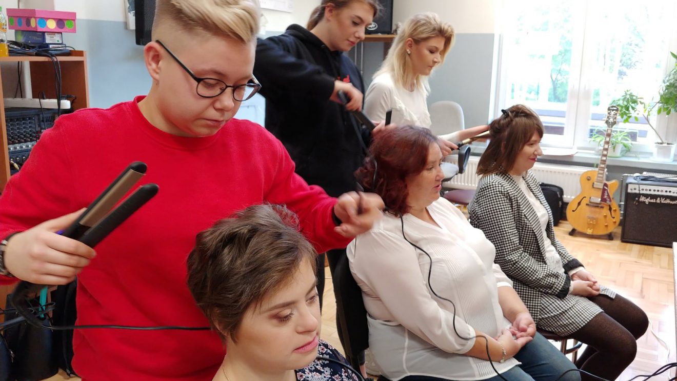 Podopieczni Warsztatów Terapii Zajęciowej w rękach przyszłych fryzjerek Podopieczni Warsztatów Terapii Zajęciowej w rękach przyszłych fryzjerek