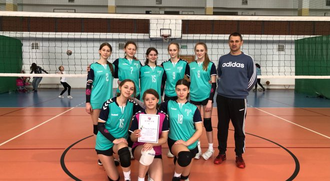 Dziewczęta i chłopcy z „dwójki” najlepsi w powiecie w siatkówce