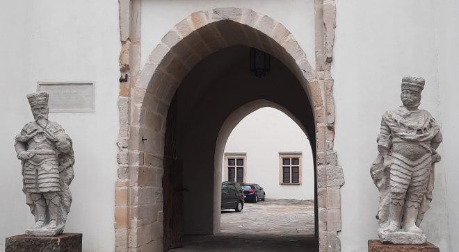 Rzeźby Św. Zygmunta i Zygmunta Karola Radziwiłła stanęły przed zamkiem