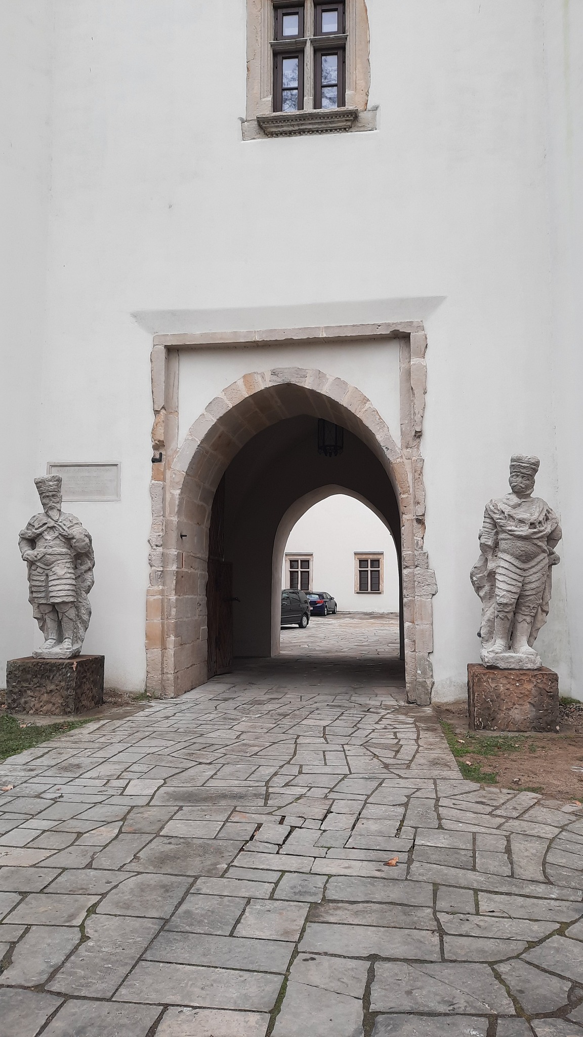 Rzeźby Św. Zygmunta i Zygmunta Karola Radziwiłła stanęły przed zamkiem