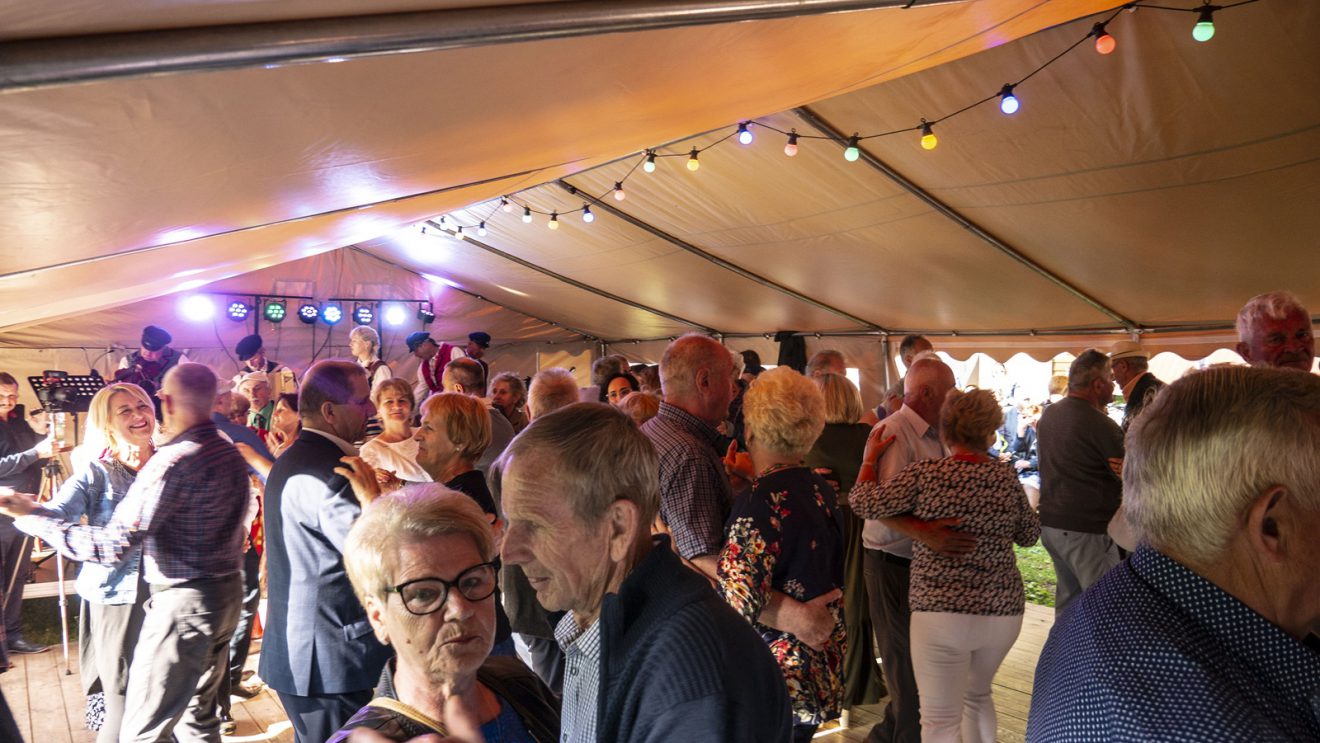 „Potańcówka pod kasztanami” w Orońsku „Potańcówka pod kasztanami” w Orońsku