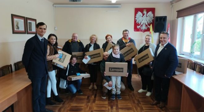 Rodzinom z gminy Orońsko przekazano sprzęt komputerowy