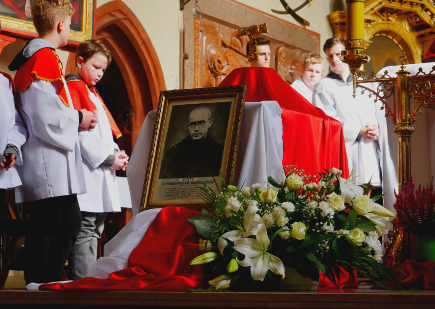 Wprowadzenie relikwii i odnowienie przyrzeczeń małżeńskich w kościele w Szydłowcu
