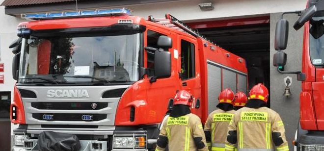 Trudny czas przedświąteczny dla ratowników, Karetka ugrzęzła w podmokłym terenie