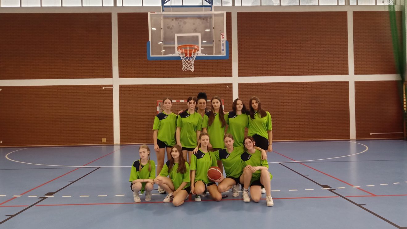 Koszykarki Publicznej Szkoły Podstawowej nr 1  im. Jana III Sobieskiego z Szydłowca najlepsze w powiecie