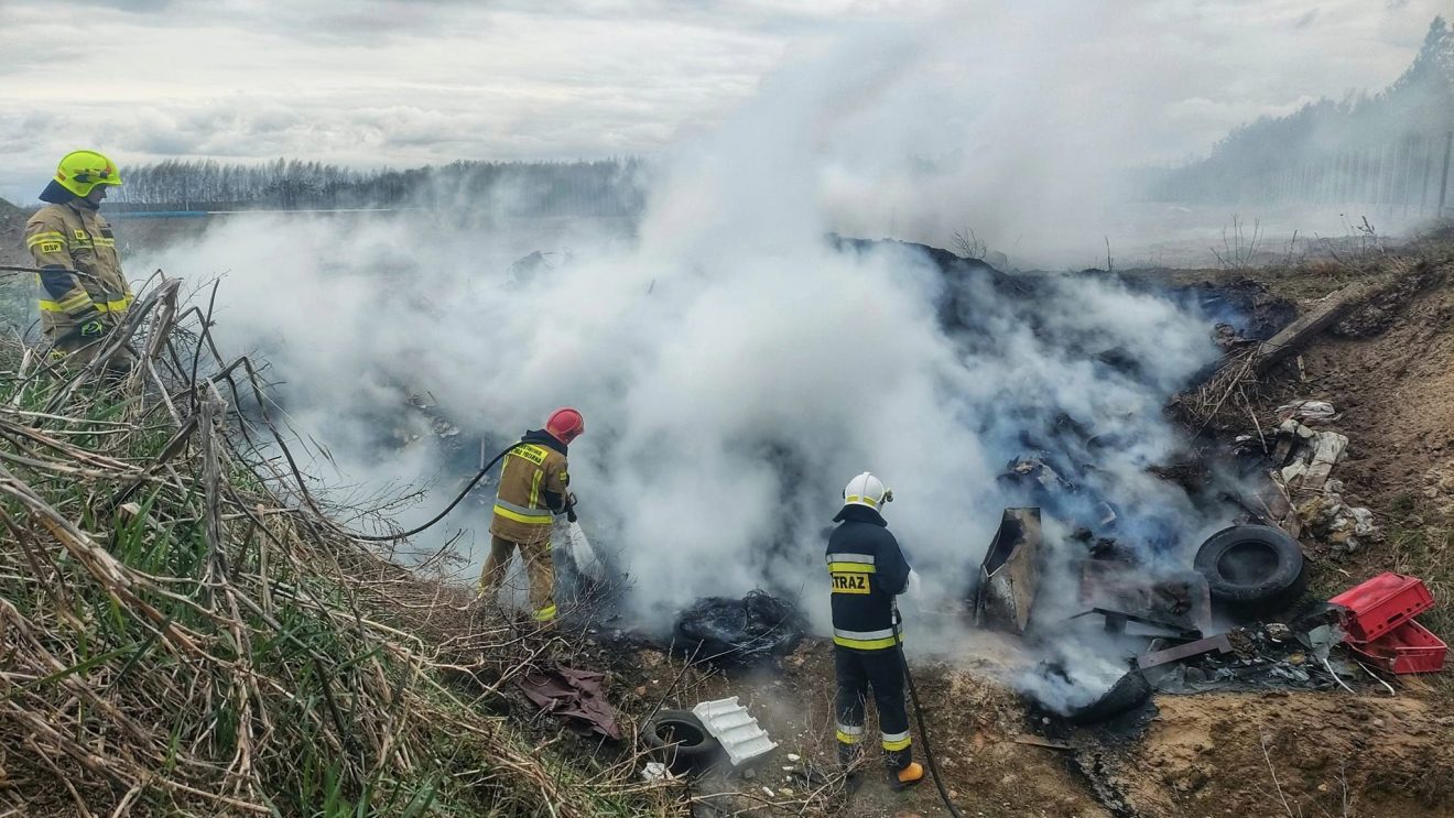 Płonęło dzikie wysypisko w Łaziskach