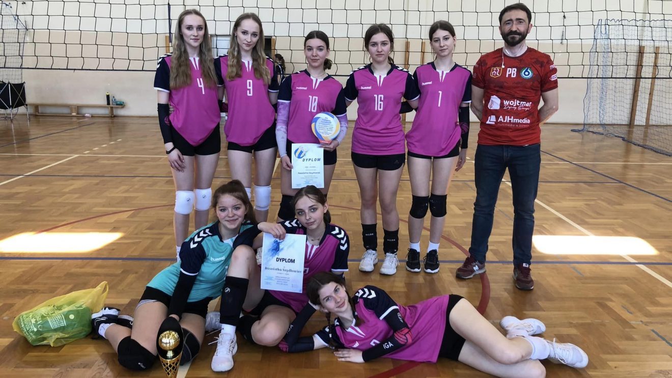 Srebrne medale siatkarek RAS6 Szydłowiec