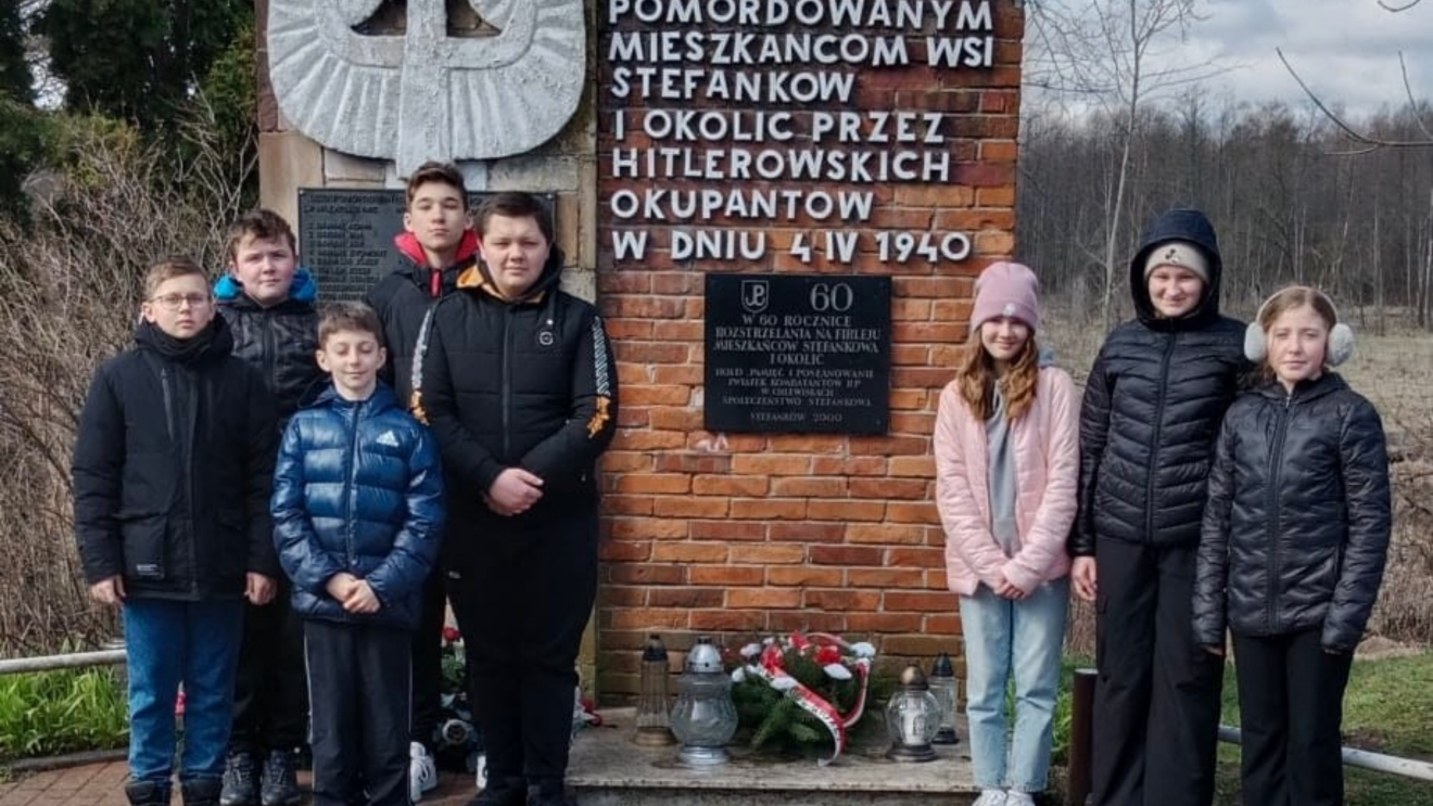 Ku pamięci pomordowanym mieszkańcom wsi Skłoby oraz Stefankowa Ku pamięci pomordowanym mieszkańcom wsi Skłoby oraz Stefankowa